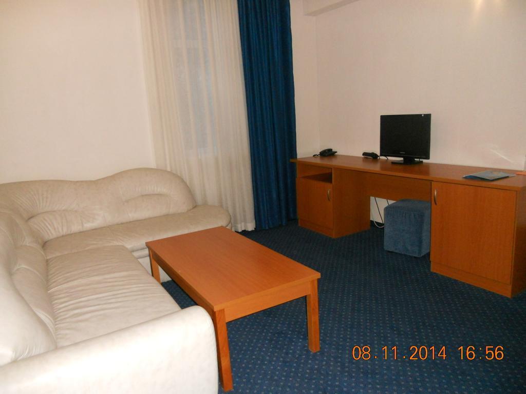 Family Hotel Helios Sevlievo Room photo